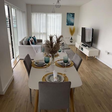 Contemporary Urban Retreat, 2-Bedroom Haven By London City Airport Dış mekan fotoğraf