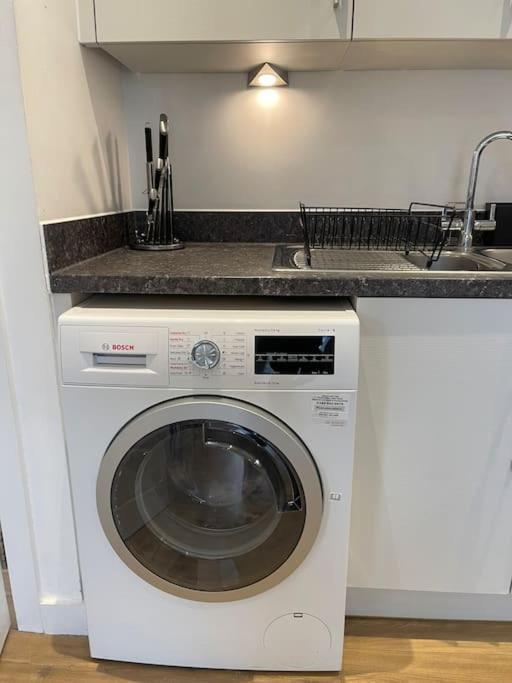Contemporary Urban Retreat, 2-Bedroom Haven By London City Airport Dış mekan fotoğraf