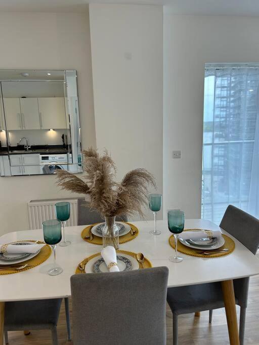 Contemporary Urban Retreat, 2-Bedroom Haven By London City Airport Dış mekan fotoğraf