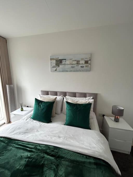 Contemporary Urban Retreat, 2-Bedroom Haven By London City Airport Dış mekan fotoğraf