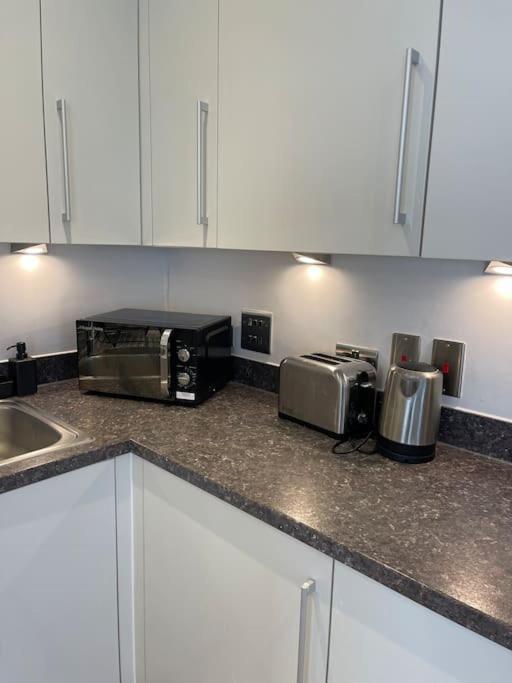 Contemporary Urban Retreat, 2-Bedroom Haven By London City Airport Dış mekan fotoğraf
