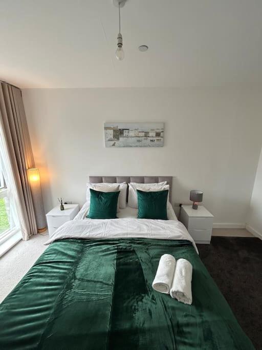 Contemporary Urban Retreat, 2-Bedroom Haven By London City Airport Dış mekan fotoğraf