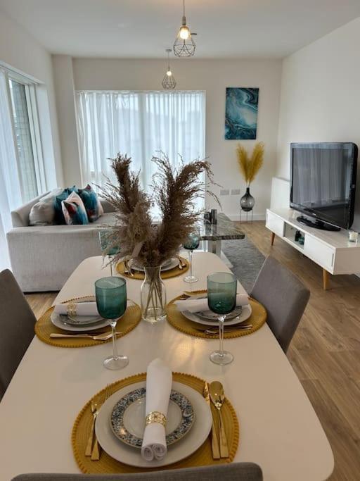 Contemporary Urban Retreat, 2-Bedroom Haven By London City Airport Dış mekan fotoğraf