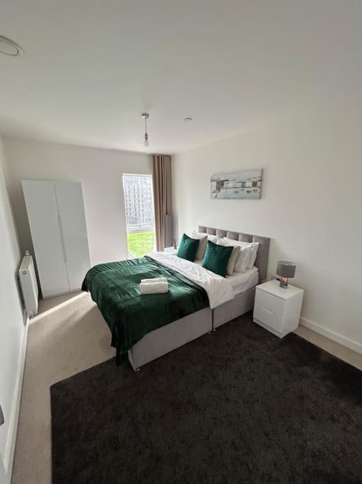 Contemporary Urban Retreat, 2-Bedroom Haven By London City Airport Dış mekan fotoğraf