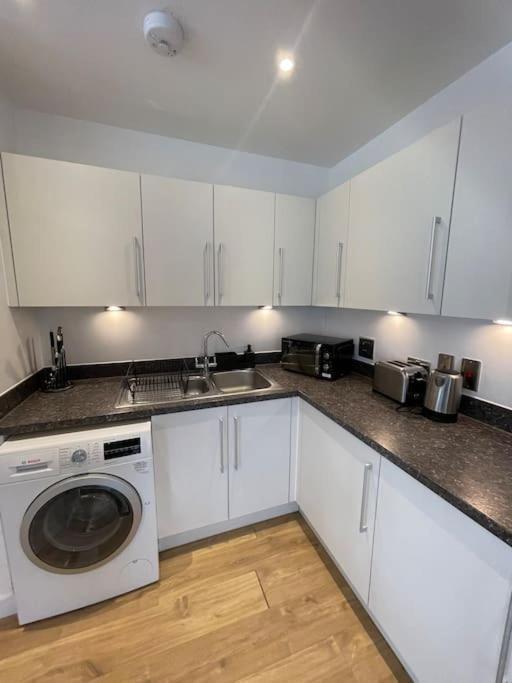 Contemporary Urban Retreat, 2-Bedroom Haven By London City Airport Dış mekan fotoğraf