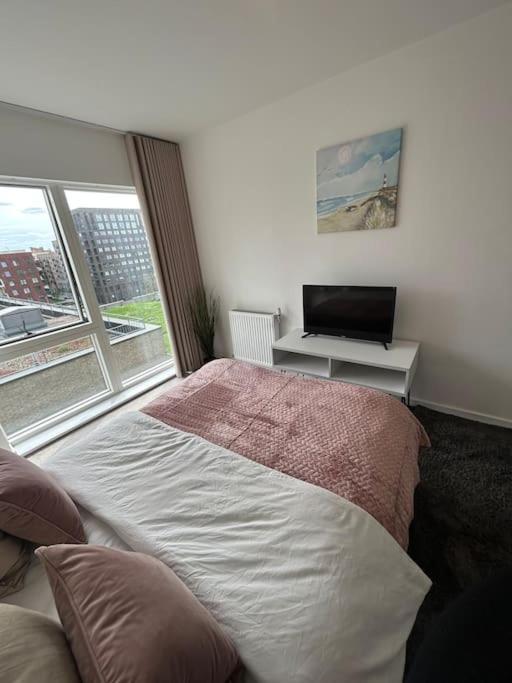 Contemporary Urban Retreat, 2-Bedroom Haven By London City Airport Dış mekan fotoğraf