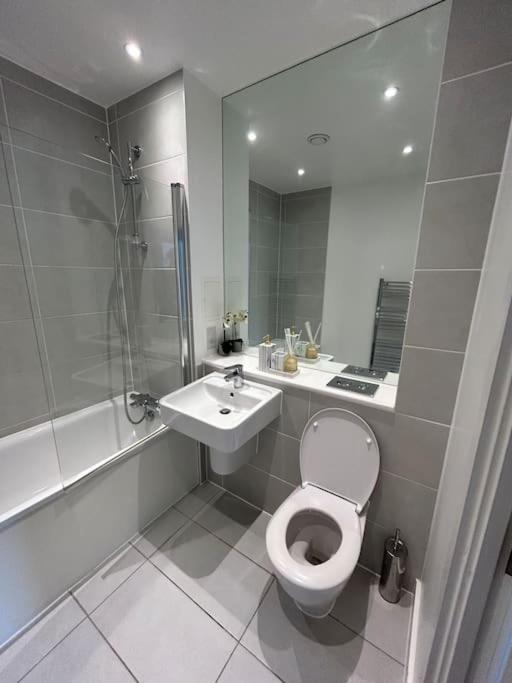 Contemporary Urban Retreat, 2-Bedroom Haven By London City Airport Dış mekan fotoğraf