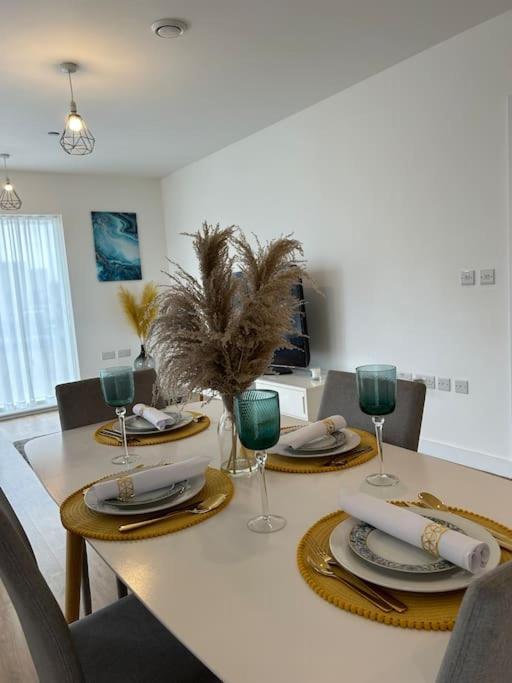 Contemporary Urban Retreat, 2-Bedroom Haven By London City Airport Dış mekan fotoğraf