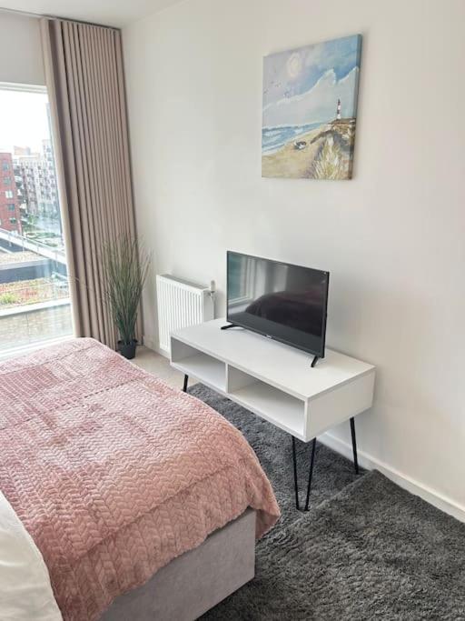 Contemporary Urban Retreat, 2-Bedroom Haven By London City Airport Dış mekan fotoğraf