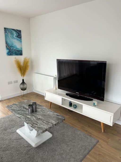 Contemporary Urban Retreat, 2-Bedroom Haven By London City Airport Dış mekan fotoğraf