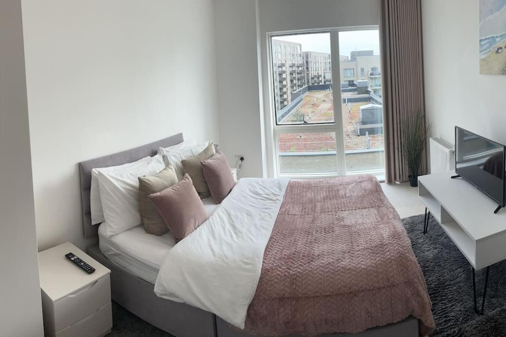 Contemporary Urban Retreat, 2-Bedroom Haven By London City Airport Dış mekan fotoğraf